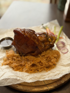 Рулька  з квашеною капустою ( попереднє замовлення )